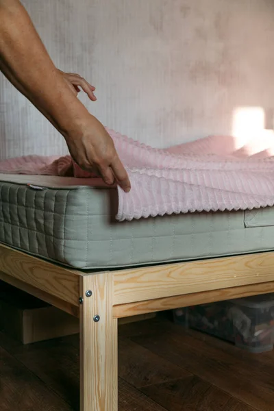 Das Mädchen Macht Das Bett Mit Einer Decke — Stockfoto