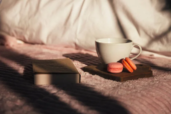 Tazza Caffè Con Macaron Libro Sul Letto Copia Sfondo Del — Foto Stock