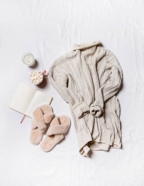 Beyaz arka planda kuru çorap ve havlu seti