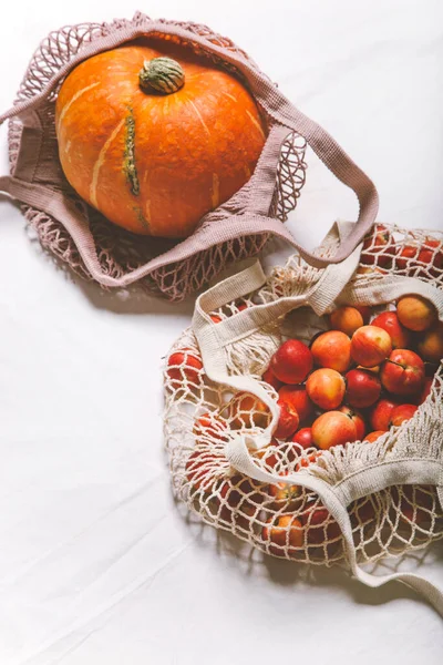 Φθινοπωρινή Συγκομιδή Κολοκύθες Μήλα Κολοκύθα Ξηροί Καρποί Πορτοκάλι Λευκό Φόντο — Φωτογραφία Αρχείου