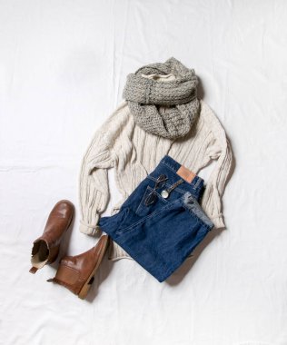 Düz giysi ve aksesuarların üst görünümü