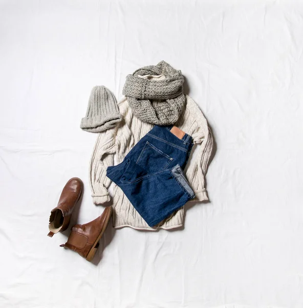 Düz giysi ve aksesuarların üst görünümü