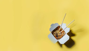 Lezzetli Asya yemeklerinin karton kutulardaki görüntüsünü kapat.