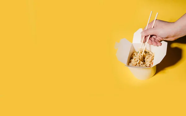 Manos Mujer Sosteniendo Tazón Fideos Con Comida Sobre Fondo Color —  Fotos de Stock