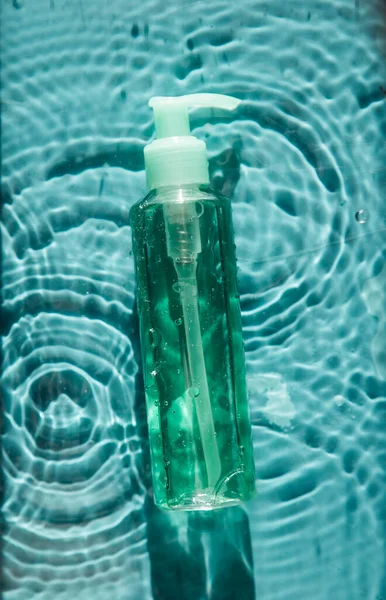 Botella Aceite Esencial Sobre Fondo Agua — Foto de Stock