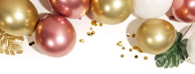 Beyaz arkaplanda renkli balonlar ve konfeti