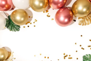 Topları, köknar dalları ve konfetileri olan bir Noel arkaplanı. en üstteki görünüm.