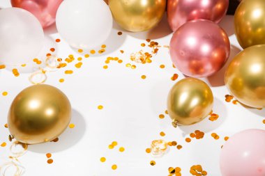 Beyaz arkaplanda altın ve altın balonlar.