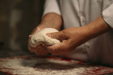 Bir şefin elini kapayıp hamur yapmak.