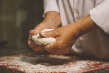 Bir şefin elini kapayıp hamur yapmak.