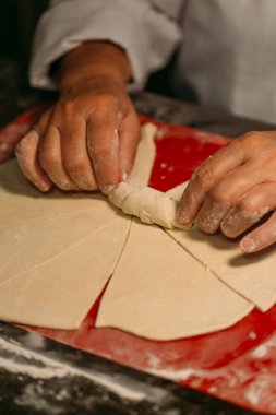 Bir şefin elini kapayıp hamur yapmak.