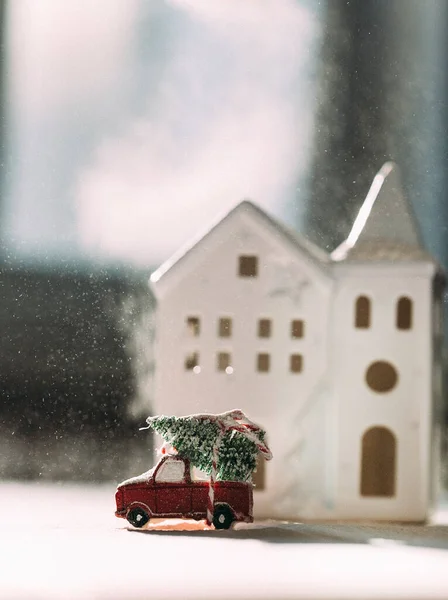 圣诞节玩具汽车在房子的后面 — 图库照片