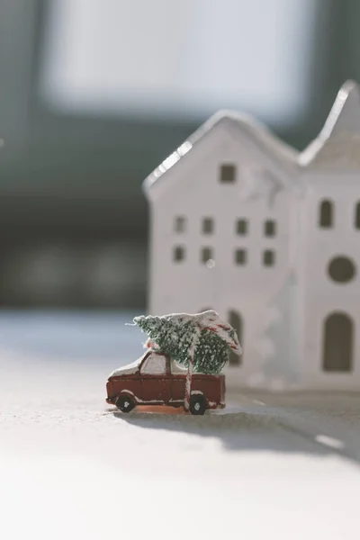 Voiture Jouet Noël Sur Fond Maison — Photo