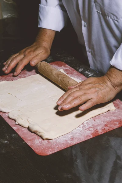 Primer Plano Las Manos Chef Haciendo Masa —  Fotos de Stock