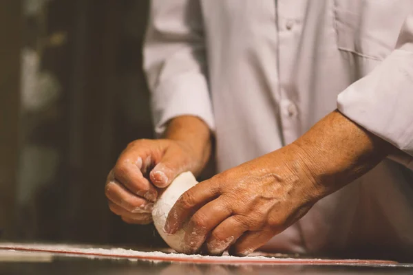 Zbliżenie Rąk Kucharza Zarabiającego Ciasto — Zdjęcie stockowe