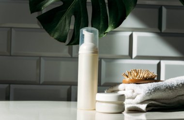 Tuvaletteki kozmetik ürünleriyle spa konsepti