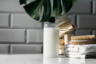 Tuvaletteki kozmetik ürünleriyle spa konsepti