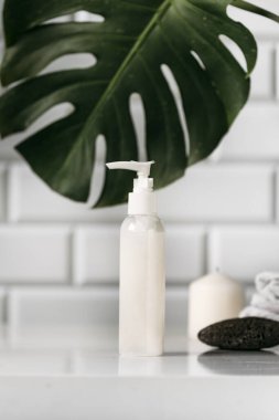 Tuvaletteki kozmetik ürünleriyle spa konsepti