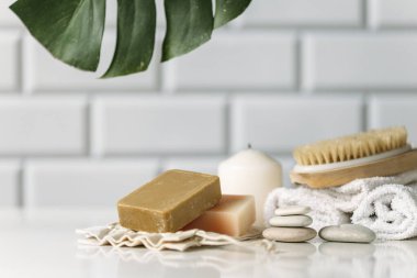 Tuvaletteki kozmetik ürünleriyle spa konsepti