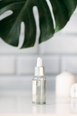 Tuvaletteki kozmetik ürünleriyle spa konsepti