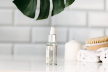 Tuvaletteki kozmetik ürünleriyle spa konsepti