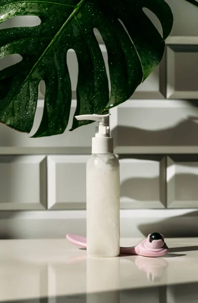 Tuvaletteki kozmetik ürünleriyle spa konsepti