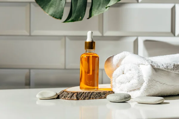 Tuvaletteki kozmetik ürünleriyle spa konsepti