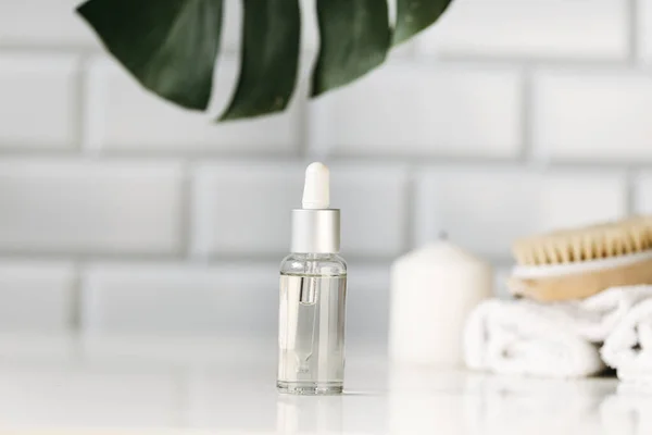 Tuvaletteki kozmetik ürünleriyle spa konsepti