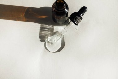 Bir cam şişeyi kapat.