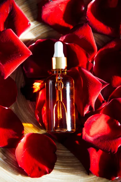 Bottiglia Profumo Con Petali Rosa Sfondo Legno — Foto Stock