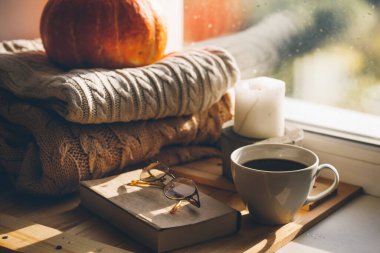 Sonbahar sabahı. Rahat bir ev. ılık ekose.