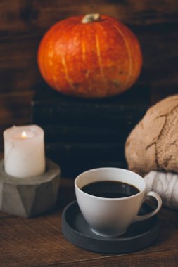 Sonbahar balkabağı ve bir fincan çay ahşap masada