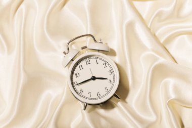 Beyaz çalar saat yatakta
