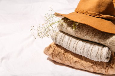 Beyaz arka planda bir kadın şapkası ve eşarbının üst görüntüsü