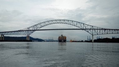 Panama Kanalı 'nı geçen bir kargo gemisiyle Amerika Köprüsü manzarası