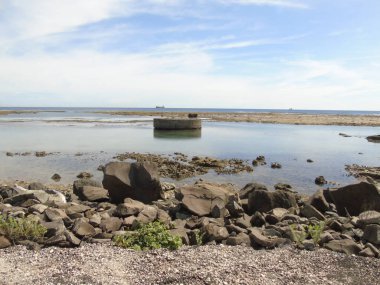 Galeta Adası, Coln, Panama 'daki tropikal sahilin doğal manzarası. Ufuk manzarası mavi deniz ve bulutlu bir gökyüzü bir yaz günü.