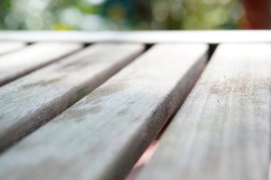 Açık hava ahşap bankın yakın plan doğal arka planı ve bokeh etkisi