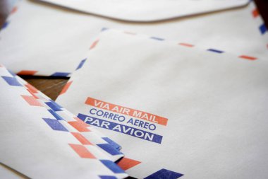 Uçuş postaları, posta zarfları, posta mektupları, ahşap masadaki postalar.