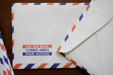 Uçuş postaları, posta zarfları, posta mektupları, ahşap masadaki postalar.