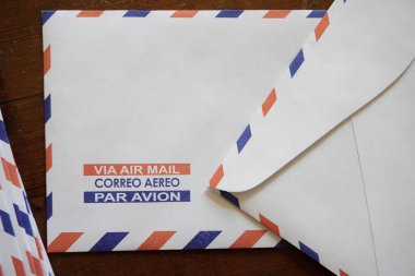 Uçuş postaları, posta zarfları, posta mektupları, ahşap masadaki postalar.