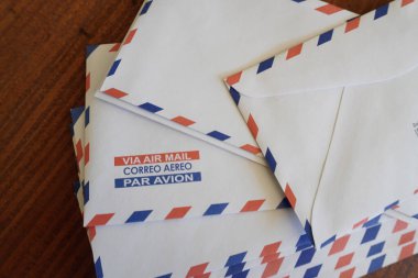 Uçuş postaları, posta zarfları, posta mektupları, ahşap masadaki postalar.