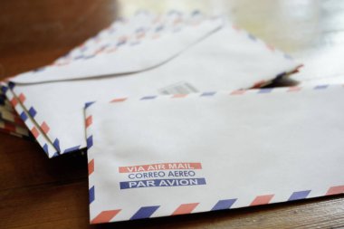 Uçuş postaları, posta zarfları, posta mektupları, ahşap masadaki postalar.