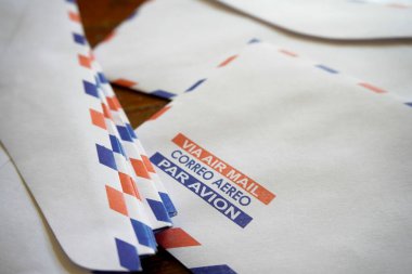 Uçuş postaları, posta zarfları, posta mektupları, ahşap masadaki postalar.