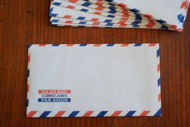Uçuş postaları, posta zarfları, posta mektupları, ahşap masadaki postalar.