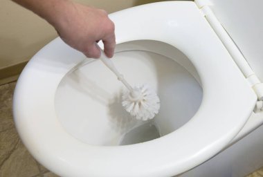 Tuvalet fırçalı el temizleme kabı, hijyen konsepti, düzenli temizlik, temizlik ve ev bakımı..