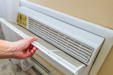 Kapalı havalandırma ünitesi ve filtre bakım konsepti. Konut alanındaki hava akışını, verimliliği ve kapalı hava kalitesini artırmak için ev havalandırma sisteminin temizlenmesi ve bakımı.