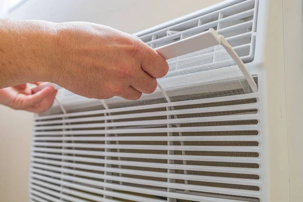 Kapalı havalandırma ünitesi ve filtre bakım konsepti. Konut alanındaki hava akışını, verimliliği ve kapalı hava kalitesini artırmak için ev havalandırma sisteminin temizlenmesi ve bakımı.