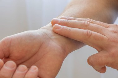 Bilekteki nabız kontrol ediliyor.