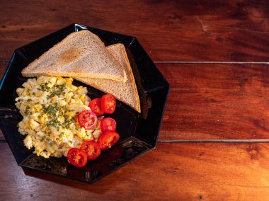 Sağlıklı kahvaltı tabağı omlet ve taze kirazlı Tom.