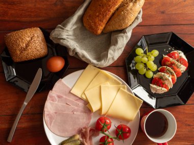 Sağlıklı bir kahvaltı masasının düz yatışı ve çeşitli taze ingredi.